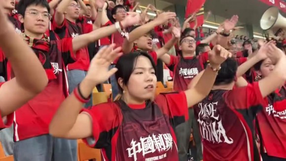 这就是热爱👍！国足球迷场边为球队高歌加油助威